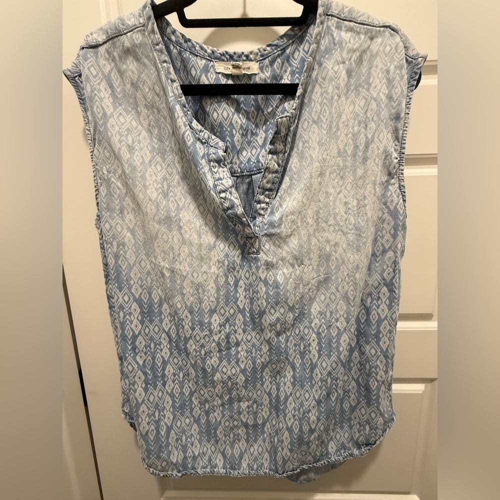 Life in Progress. Chambray & White Sleeveless Tunic. Ikat Print. Size Small.